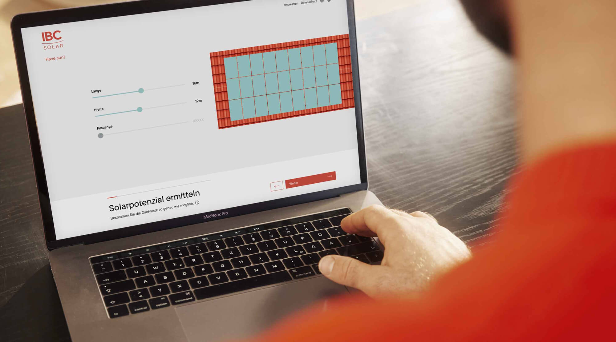 IBC SOLAR Solarpotenzial‑Rechner auf einem Laptop in Verwendung